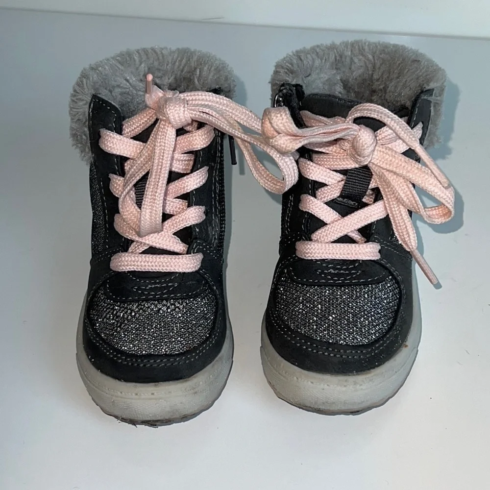 Oshkosh b’gosh sporty-01 faux fur winter shoes. Super cute and comfy. Size 5